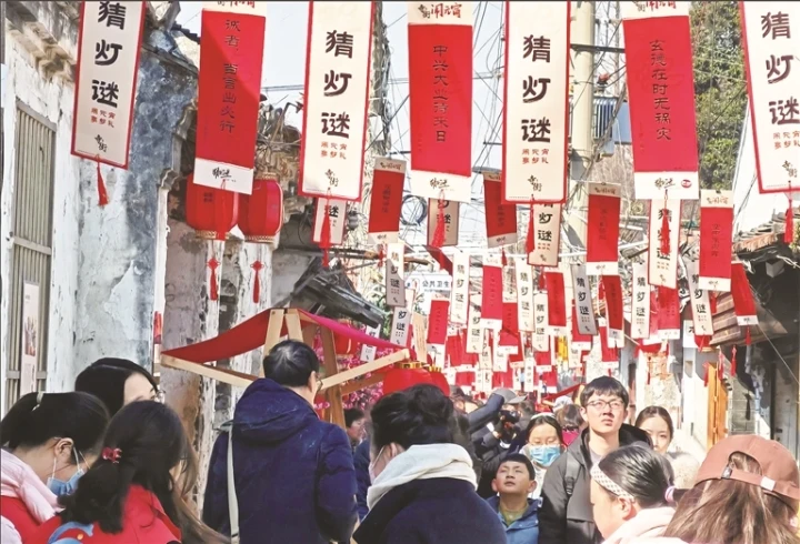 市民齊聚寺街City Walk、搓湯圓、猜燈謎