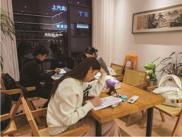 點(diǎn)亮夜讀時(shí)光 享受“書(shū)式”生活