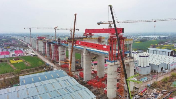 崇啟公鐵長(zhǎng)江大橋北引橋公路側(cè)移動(dòng)模架首片主梁開(kāi)始吊裝